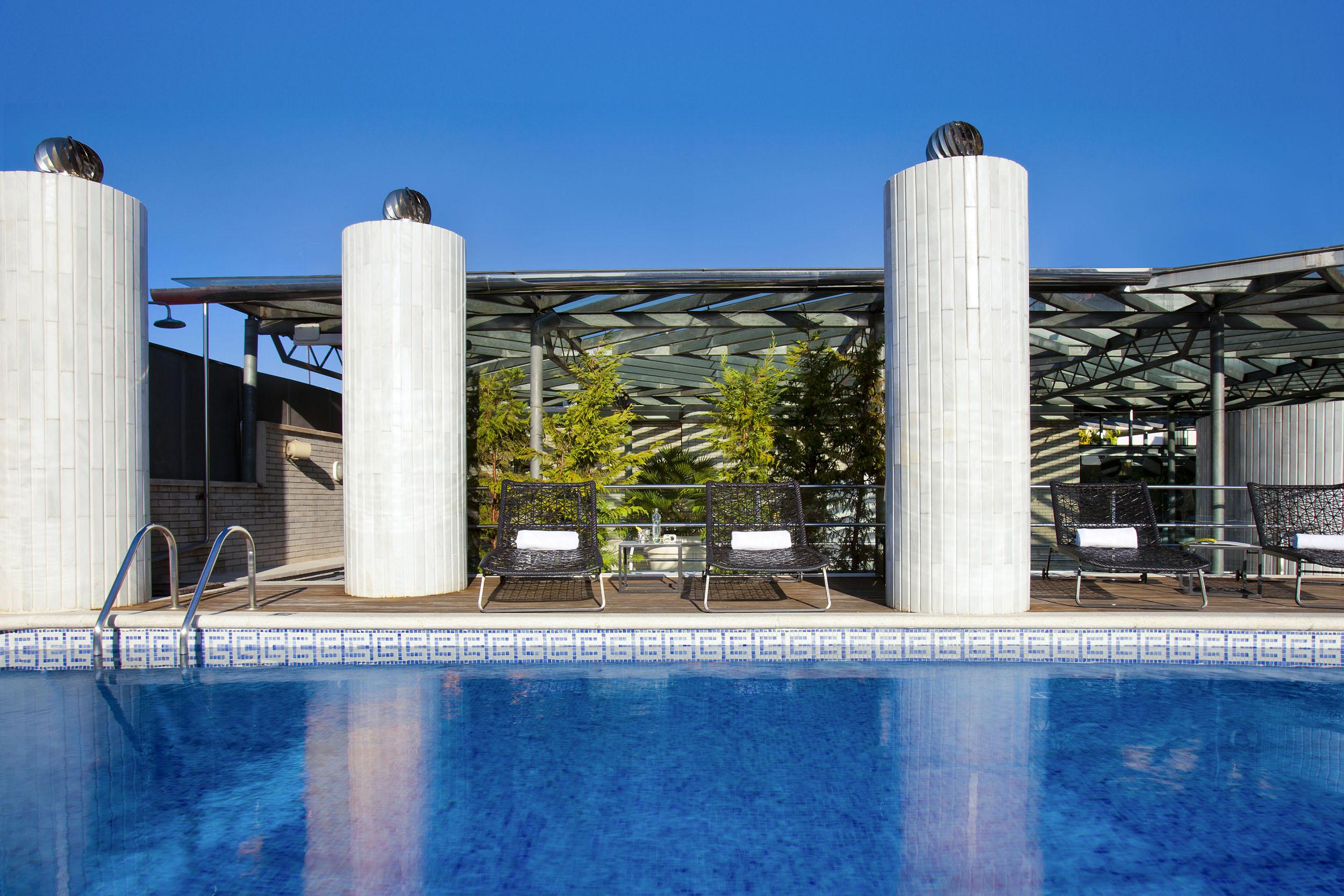 Claris Hotel & Spa Gl, A Small Luxury Hotel Of The World Barcelona Exteriér fotografie The rooftop pool at the hotel