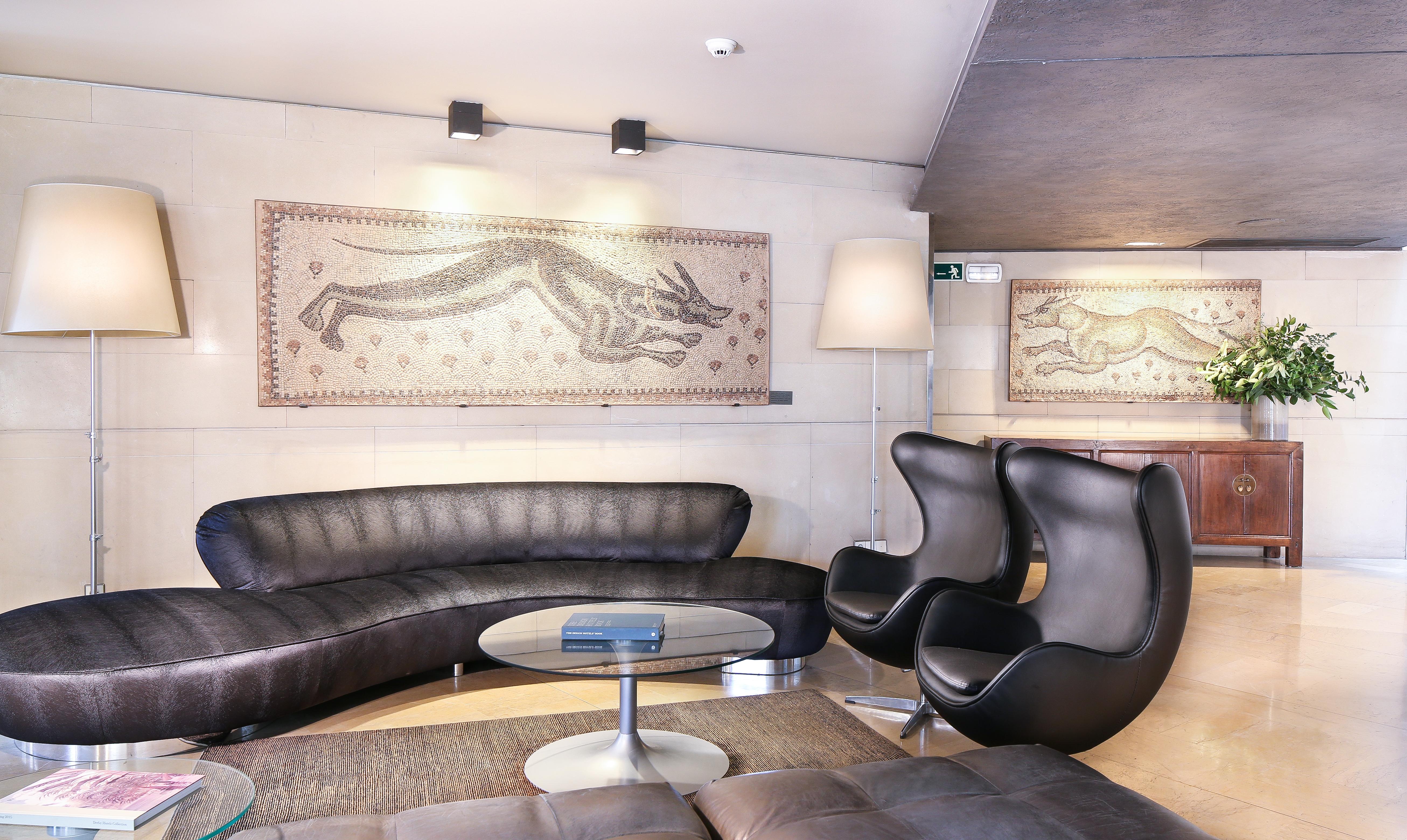 Claris Hotel & Spa Gl, A Small Luxury Hotel Of The World Barcelona Exteriér fotografie The Red Bull Salzburg lounge at Salzburg Airport