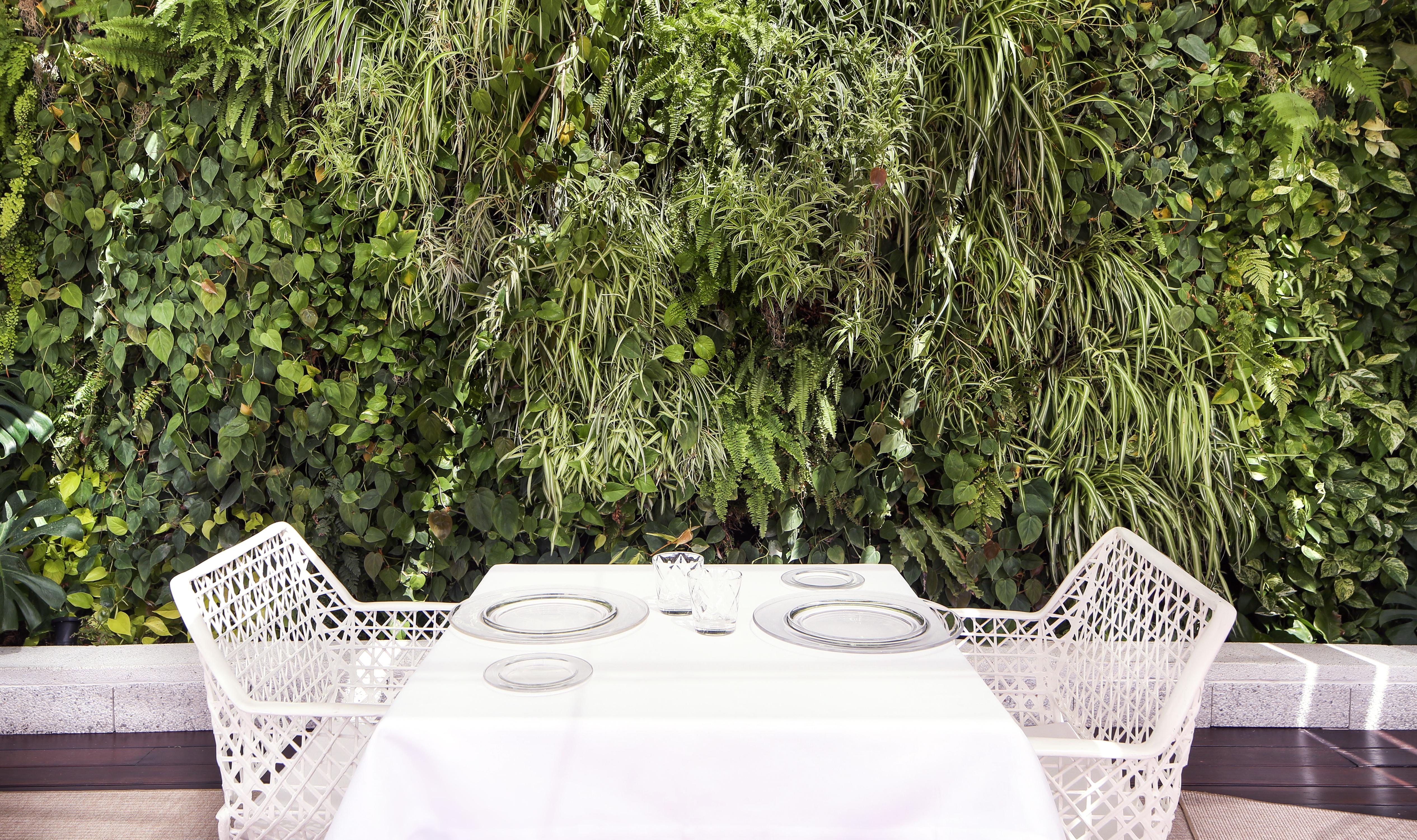 Claris Hotel & Spa Gl, A Small Luxury Hotel Of The World Barcelona Exteriér fotografie Vertical garden at the restaurant