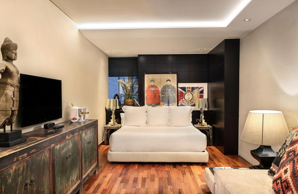 Claris Hotel & Spa Gl, A Small Luxury Hotel Of The World Barcelona Exteriér fotografie A bedroom at the Mandarin Oriental, Barcelona