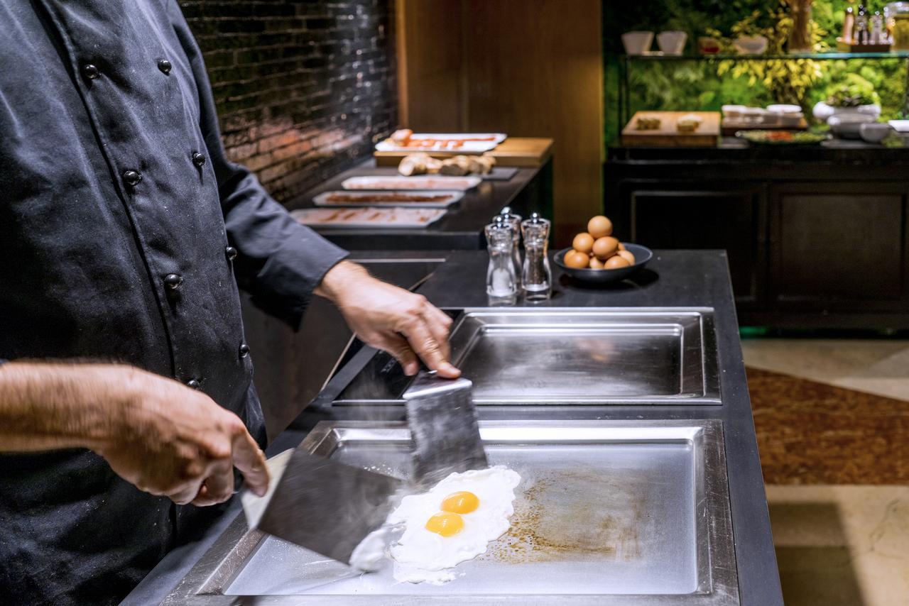 Claris Hotel & Spa Gl, A Small Luxury Hotel Of The World Barcelona Exteriér fotografie A chef using a steel paring knife