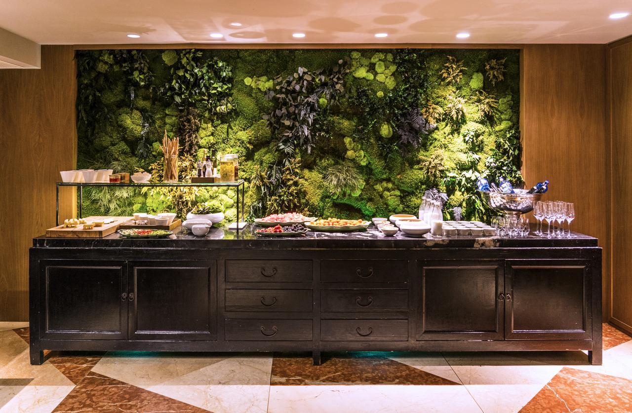 Claris Hotel & Spa Gl, A Small Luxury Hotel Of The World Barcelona Exteriér fotografie A living wall in a hotel